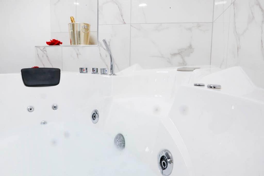 רומא White Panoramic Jacuzzi Suite Trastevere - Top Collection מראה חיצוני תמונה